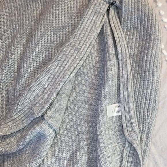 Grey cow neck sweater with cool zippered side - Picture 2 of 2